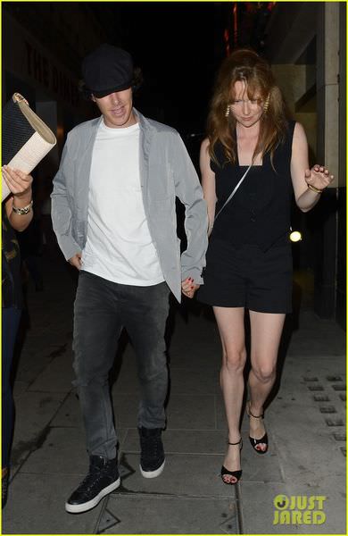 benedict-cumberbatch-mystery-gal-hold-hands-in-london-06.jpg