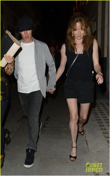 benedict-cumberbatch-mystery-gal-hold-hands-in-london-07.jpg