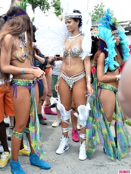 Rihanna-Bikini-Barbados-Kadooment-Day-5-435x580.jpg