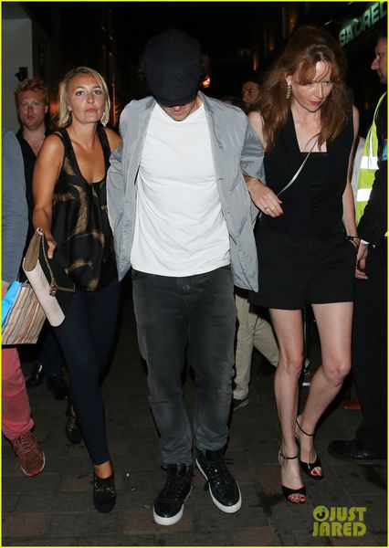 benedict-cumberbatch-mystery-gal-hold-hands-in-london-02.jpg