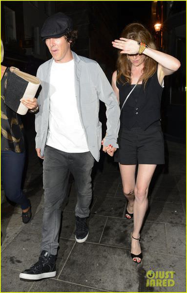 benedict-cumberbatch-mystery-gal-hold-hands-in-london-08.jpg