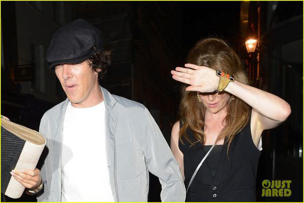 benedict-cumberbatch-mystery-gal-hold-hands-in-london-04.jpg